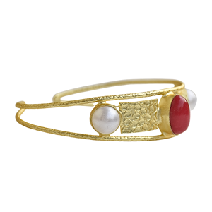 Bracelet manchette plaqué or fait main certifié avec corail et perles d'imitation, design géométrique vintage, bijoux unisexe - Product Image 2