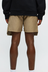 Shorts décontractés pour hommes en kaki avec poches zippées, taille mi-haute, fermeture élastique, tissu tissé à séchage rapide, design uni - Product Image 2