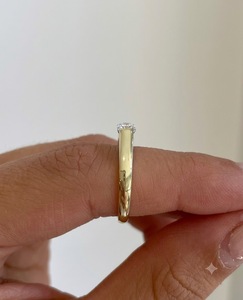 Anillo de Compromiso Clásico con Diamante de Corte Esmeralda Cultivado en Laboratorio para Mujer, en Oro Amarillo de 14K - Product Image 2