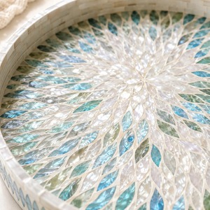 Plateau de service rond moderne en nacre avec motif mosaïque chevron coloré incrusté et poignées latérales surélevées - Product Image 5