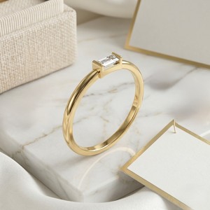 Anillo Minimalista con Engaste Solitario de Baguette de 0.10CTW - Product Image 3