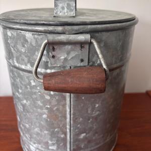 Seau à glace rustique galvanisé avec poignées en bois, idéal pour les événements, les mariages, les bars à domicile, le refroidissement des boissons et le service lors de fêtes - Product Image 6