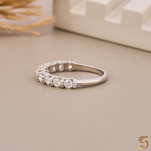 Anillo de media eternidad de moissanita de 0.90 CT |   Anillo de Boda de Oro Blanco de 10K |   Anillo de Aniversario con Moissanita de Corte Redondo - Product Image 4