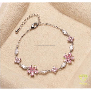 Pulsera floral en tono dorado con motivos de pétalos rosas y detalles de piedras transparentes para compradores mayoristas de joyería - Product Image 3