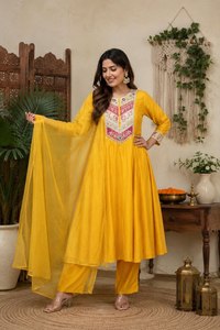 Présentation du nouveau costume Anarkali maxi de créateur, dans un style fantaisie, avec travail Koti et tissu en faux Georgette pur avec dentelle fantaisie. - Product Image 3