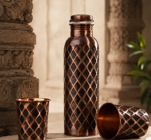Bouteille d'eau en cuivre, finition satinée lisse avec base texturée, bouteille à boire réutilisable et étanche pour la maison, le bureau, les voyages et le fitness - Product Image 6