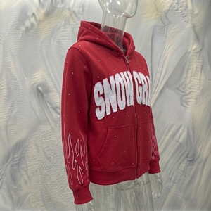 Sudadera con capucha roja Snow Grace, con cremallera, forro polar, detalles de pedrería y mangas con estampado de llamas - Product Image 2