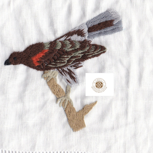 Pose d'oiseau dynamique, des fils audacieux créent des accents de table accrocheurs. - Product Image 1