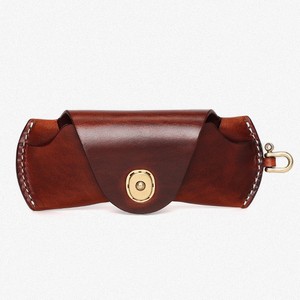 Étui à lunettes classique en cuir marron avec fermeture à pression dorée et attache porte-clés - Product Image 1
