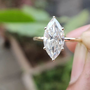 Anillo de compromiso solitario con diamante cultivado en laboratorio de corte marquesa, piedras laterales, chapado en oro de 18k con rodio, engaste de garras, anillo clásico minimalista - Product Image 1