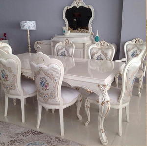 Juego de comedor europeo ornamentado en color marfil con tablero de vidrio y sillas altas con tallados lujosos, disponible a precios de mayorista. - Product Image 4
