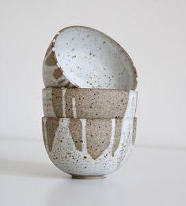 Bols en céramique faits à la main, style Wabi-Sabi, glaçure mouchetée rose et gris, pour servir des soupes ou des desserts - Product Image 2
