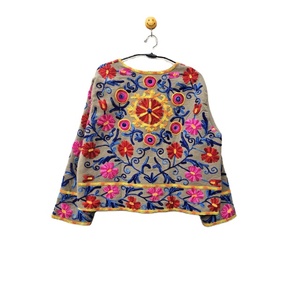 Chaqueta de Algodón Acolchada Reversible, Ecológica, con Bordado Suzani Vintage Hecho a Mano en India, Diseños Estampados con Remaches y Rayas - Para Mujer - Product Image 6