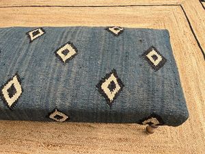 Banc tissé à la main à motif géométrique bleu, style traditionnel, décoration de meubles d'intérieur, salon, forme carrée, 100% fait main - Product Image 1