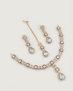 Collier à maillons hexagonaux en Kundan avec boucles d'oreilles assorties et mang tika, ensemble de bijoux Kundan plaqué or pour femmes, fabricants - Product Image 1