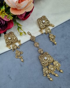 Collier ras-de-cou élégant en perles et pierres CZ avec boucles d'oreilles pendantes assorties et Tika pour le front – Parures de bijoux traditionnels de créateur - Product Image 3