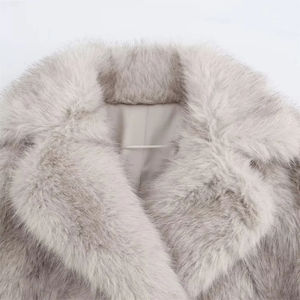 Manteau d'hiver élégant et luxueux en fausse fourrure de vison pour femme, col à revers, coupe-vent, chaud, idéal pour les journées ventées, tenue de shopping ou streetwear - Product Image 3