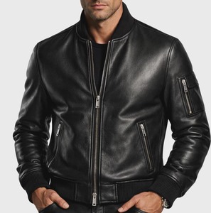 Chaqueta bomber de piel de oveja negra para hombre, estilo con cremallera y detalles acanalados - Product Image 3