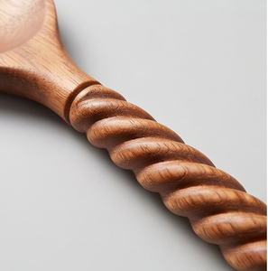Ensemble de service à salade en bois poli à la main avec poignée torsadée, design minimaliste, ustensiles en bois réutilisables pour la cuisine et la salle à manger - Product Image 2