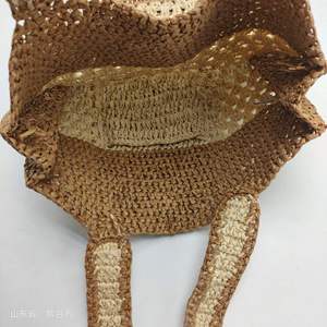 Capture el espíritu de la vida urbana moderna con este elegante bolso de hilo natural con una combinación de colores neutros y una correa resistente. - Product Image 5