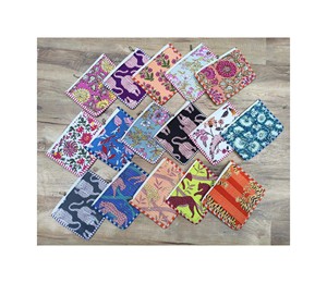 Monedero acolchado de algodón hecho a mano con estampado de letras pequeñas y diseño variado de Rajasthan, con cierre de cremallera. - Product Image 1
