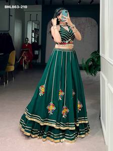 Dernière collection : Tissu léger de créateur avec broderies Gamthi & Kodi Butta et Lehenga évasé superposé - Ensemble chemisier fantaisie pour femme - Product Image 3