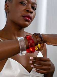Bracelet jonc en résine marbrée beige ambre marron foncé effet écaille de tortue, large et brillant, pour femme, bijou de mode - Product Image 2