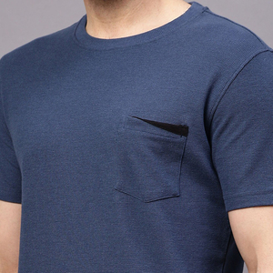 Camiseta de Manga Corta para Hombre, Cuello Redondo, Corte Ajustado, Informal, de Algodón Jersey, Color Sólido, con Logotipo en la Manga Izquierda, Largo Regular - Product Image 5