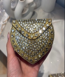 กระเป๋าคลัทช์ทรงวงรีลายศิลปะพื้นบ้านสำหรับสุภาพสตรี งานฝีมือธรรมชาติ ประดับมุกเปลือกหอย โลหะโมเสก คุณดัน หลากสี ชุบทองคำ  F S International - Product Image 4