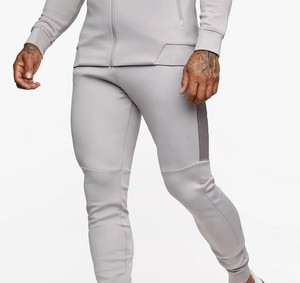 Chándal Deportivo Personalizado para Hombre, Color Gris, con Capucha, Cierre Completo, Bolsillos Laterales, Material Transpirable de Poliéster y Elastano, para Otoño - Product Image 2