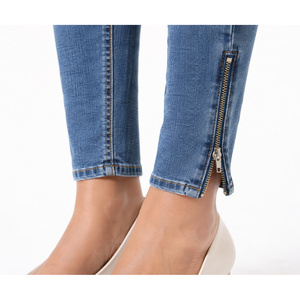 Jeans de mezclilla ajustados de cintura alta para mujer, con cremallera frontal en el tobillo, estilo lápiz vintage azul de tiro medio - Product Image 4