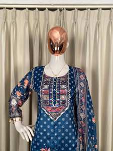 Conjunto de traje étnico para mujer, completamente cosido, con top Chinon estampado de diseñador para fiesta, pantalón con borde de encaje y detalles de espejo, y dupatta. - Product Image 6