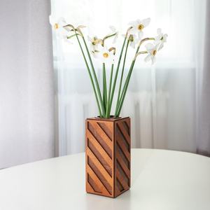 Jarrón de Madera Moderno con Diseño Geométrico Chevron, Portaflores Decorativo Minimalista, Macetero de Madera Natural Hecho a Mano, Elegante para Mesa - Product Image 1