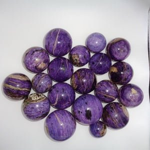 Sphère de cristal de Charoite naturelle polie à la main, boule de pierre précieuse violette pour la méditation, le Reiki, la guérison énergétique des chakras, la décoration Feng Shui - Product Image 3