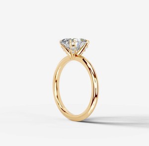 Anillo de compromiso, boda o aniversario de lujo elegante chapado en oro amarillo de plata de ley 925 con moissanita de corte ovalado de 8x12 mm engastada con puntas - Product Image 2