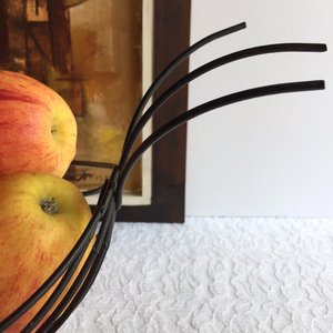 Panier de rangement en fer noir filaire moderne et écologique avec design multifonctionnel pour le stockage alimentaire et les cadeaux lors des célébrations - Product Image 6