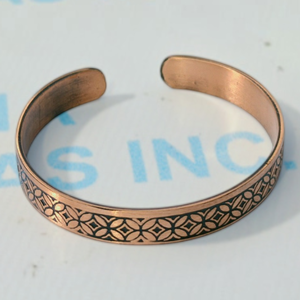 Bracelet de guérison en cuivre pur fait main, écologique, motif floral, manchette ouverte pour le confort des articulations et le port quotidien - Product Image 1