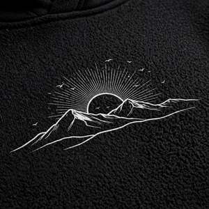 Sudadera con capucha de algodón grueso negro con diseño gráfico personalizado de montaña y sol, bolsillo y cordón ajustable - Product Image 5