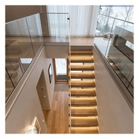 Alphalucasa — escalier droit en bois, balustrade en verre, marches avec bande en bois