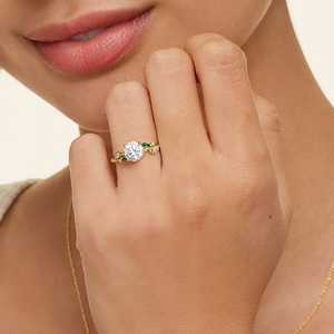 แหวนเพชรประดับมรกตเพาะเลี้ยงในห้องปฏิบัติการ ทองคำบริสุทธิ์ 18K เครื่องประดับอัญมณีคุณภาพสูง แหวนแต่งงานมรกต - Product Image 2