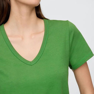 Nouveau style de t-shirt pour femmes à col en V, tissu en coton extensible doux, coupe ajustée, haut décontracté, fournisseur de vêtements en gros à marque privée - Product Image 2