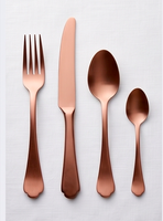 Ensemble de couverts en or rose au style épuré, parfait pour les tables de mariage et les dîners raffinés, fabriqué à la main