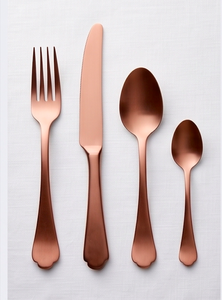 Ensemble de couverts en or rose au style épuré, parfait pour les tables de mariage et les dîners raffinés, fabriqué à la main - Product Image 3