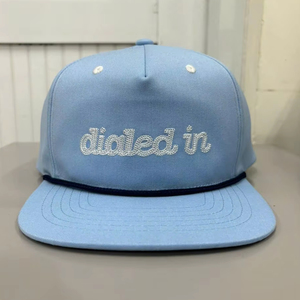 Casquette Snapback Bleu Clair à Visière Plate 5 Panneaux en Sergé avec Broderie Chaîne, Réglable, Style Streetwear, Fabriquée au Vietnam - Product Image 1