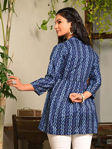 เสื้อคุर्ติผ้าฝ้ายสีน้ำเงินสำหรับผู้หญิงอินเดีย ลายพิมพ์เรขาคณิต สวมใส่สบายๆ สำหรับงานปาร์ตี้ แห้งเร็ว ผู้ผลิตขายส่ง - Product Image 5