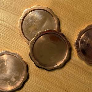 Sous-verres en métal de qualité professionnelle offrant une construction durable pour l'industrie hôtelière, les restaurants, les cafés et les repas résidentiels - Product Image 1