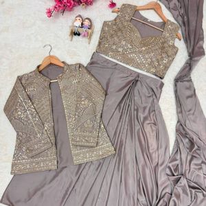 Conjunto de lehenga y sari de seda elegante y de primera calidad con chaqueta bordada y blusa cosida a precio mayorista de Royal Export - Product Image 4