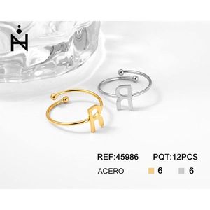 Anello con Lettera R Angelina in Acciaio Inossidabile, Tono Oro e Argento, Gioiello Unisex alla Moda, Regalo Quotidiano, Stile Trendy - Product Image 1