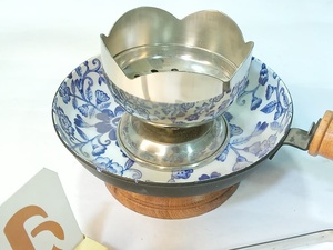 Brûleur d'encens artisanal en acier inoxydable avec base en céramique florale bleue, poignée en bois, style chinois aromatique, utilisation toute saison - Product Image 1
