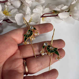 Boucles d'oreilles manchette de luxe en émail vert de qualité supérieure avec perles, bijoux fantaisie faits à la main, disponibles à la vente - Product Image 6